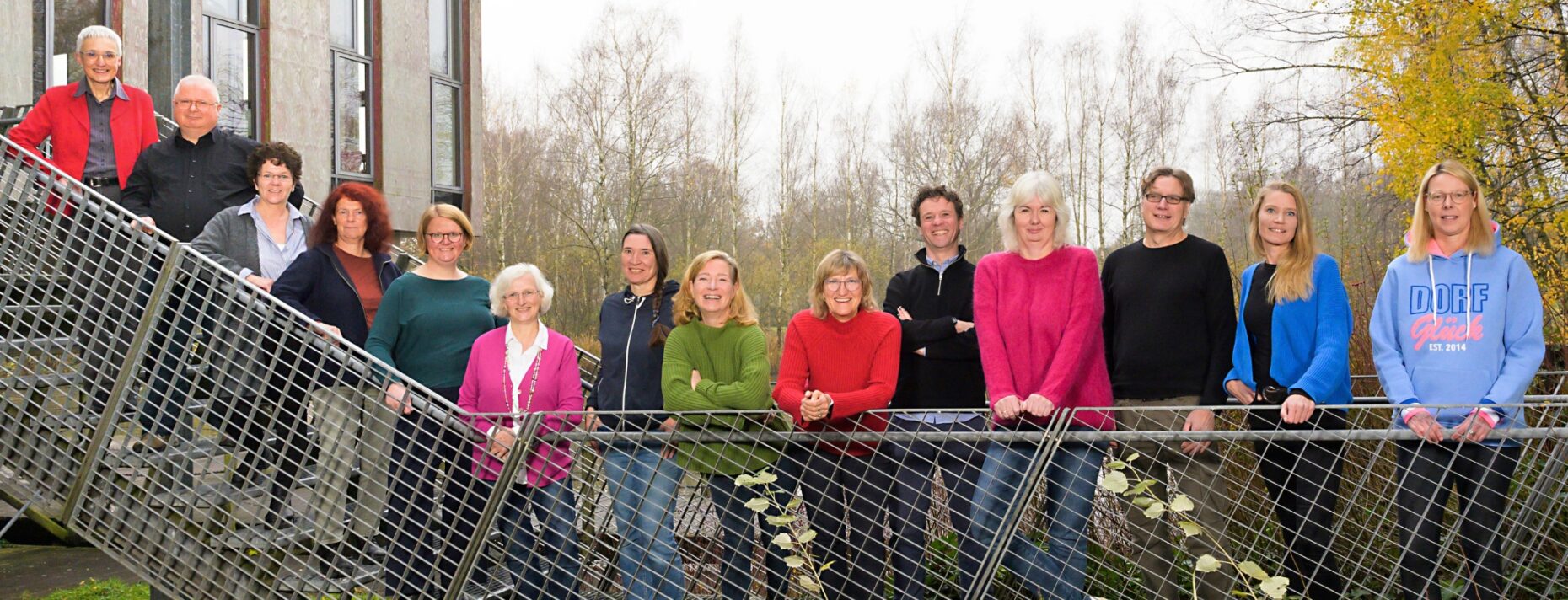 Gruppenfoto von 14 Personen.