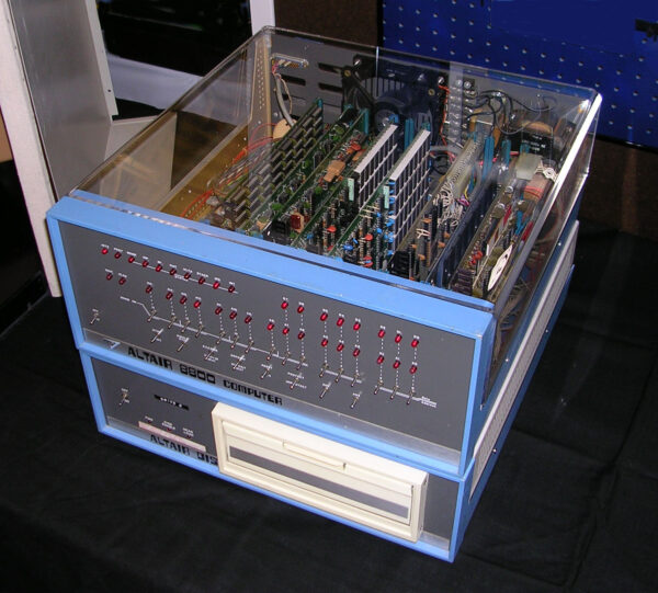 Das Foto zeigt das System des Altair 8800 Computers.