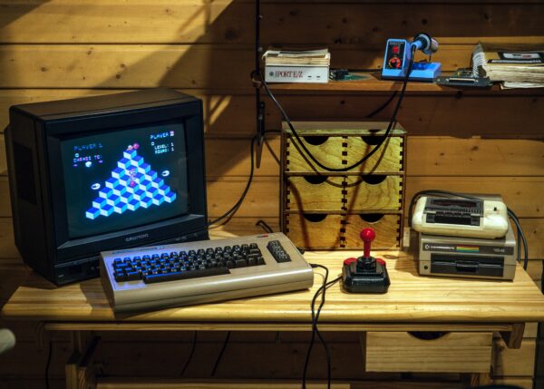 Ein kleiner Fernseher mit einer Tastatur und einem Joystick davor.