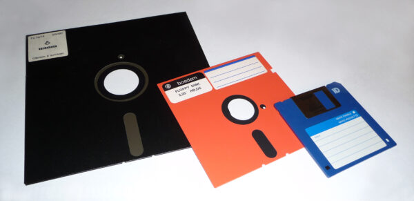 Das Bild zeigt drei Floppy-Disks in verschiedenen Größen.