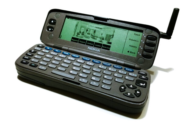 Ein alter aufklappbarer Computer von Nokia, mit einer Tastatur und einem kleinen Bildschirm mit Antenne.